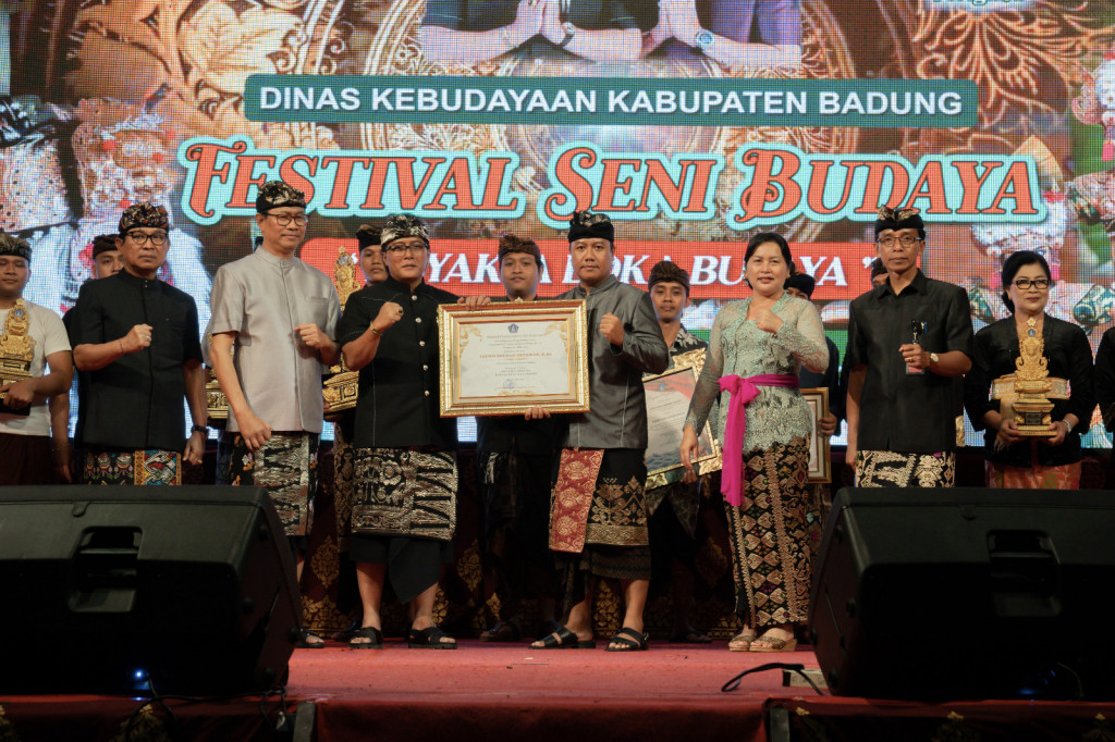 Bupati Giri Prasta Hadiri Penutupan Festival Seni Budaya ke-14 dan Peluncuran Siskeudes Link